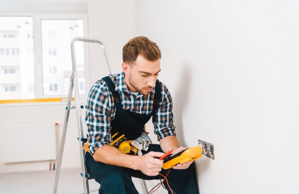 Emergency Electrician Near Me: Reliable 24/7 Electrical Help When Safety Can’t Wait 1 emergency electrician available